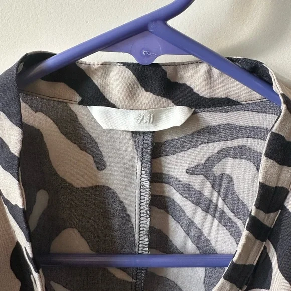 H&M Women Crinkled Tunic Loose-fit Dress In Zebra Print Sz M - Picture 4 of 6
